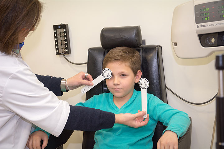 Ο εξειδικευμένος στη χαμηλή όραση Οπτομέτρης καθοδηγεί και παρακολουθεί τον ασθενή στενά, έτσι ώστε να μεγιστοποιήσει τη βελτίωση της όρασης.